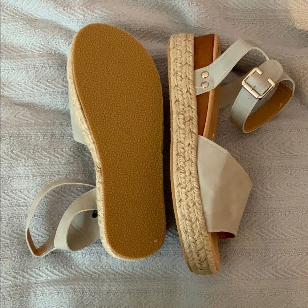 Grey platforms - Picture 3 of 5